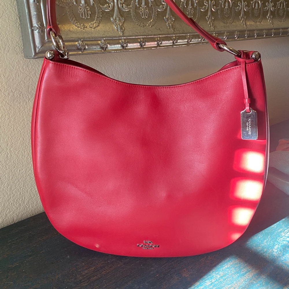 COACH NOMAD HOBO IN GLOVETANNED LEATHER TRUE RED